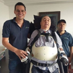 Profe Luis Fernando Montoya logra ponerse de pie por primera vez