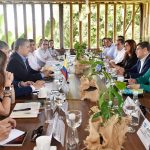 Tras la entrevista privada de este domingo, los presidentes de Colombia y de Honduras encabezaron la reunión ampliada con sus equipos de trabajo en la finca Villa Nora, en el Eje Cafetero.