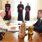 El Papa Francisco y el Presidente Iván Duque dialogan durante la audiencia celebrada este lunes en la Biblioteca Vaticana. El Mandatario expresó el afecto de Colombia al Sumo Pontífice.