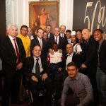 El Presidente Iván Duque, con varios deportistas y ex deportistas, durante la celebración de los 50 años de Coldeportes.