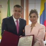 La senadora Nidia Marcela Osorio Salgado entrego la orden de gran caballero del congreso a Javier Hernández Bonnet