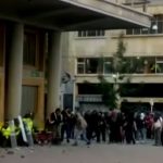 Encapuchados atacaron a policías en el centro de Bogotá | Captura de video - Noticias Caracol