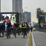 Los ciclistas de Bogotá respondieron a la jornada del Día sin Carro y sin Moto

 

-       16.076 usuarios se movilizaron en TransMiCable, cifra que se reporta por primera vez en la ciudad durante esta jornada.

-       2.130.110 usuarios usaron Transmilenio como su medio de transporte durante el Día sin Carro y sin Moto.

-       Durante la jornada hubo una reducción del 28% de partículas contaminantes (PM10).

-       663 comparendos realizados a motos y carros por la Policía de Tránsito por infringir las normas durante la jornada del Día sin Carro y sin Moto en Bogotá.