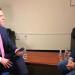 El presidente de Colombia, Iván Duque, derecha, en entrevista con la Voz de América