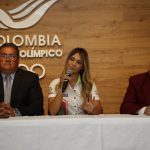 Andrea Domínguez, acompañada por el presidente de la Federación Colombiana de Motonáutica