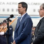 A  su llegada este domingo a Bogotá, el Presidente interino de Venezuela, Juan Guaidó, dijo que haber impedido la entrada de ayuda humanitaria a su país es un “crimen sin precedentes” . A su lado el Canciller de Colombia.