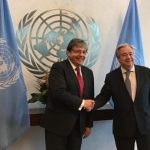 El canciller colombiano Carlos Holmes Trujillo (izq.) y António Guterres, secretario general de la ONU, durante una reunión en la sede del organismo, en Nueva York.